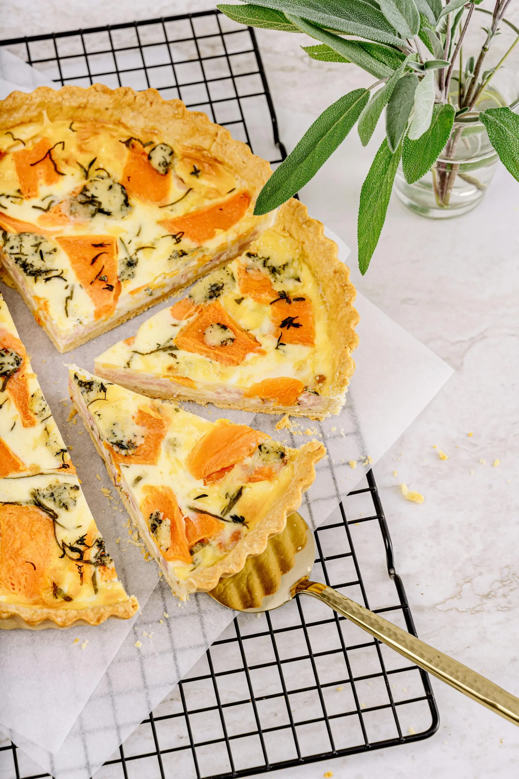 Quiche au potimarron et aux oignons, servie en tranches