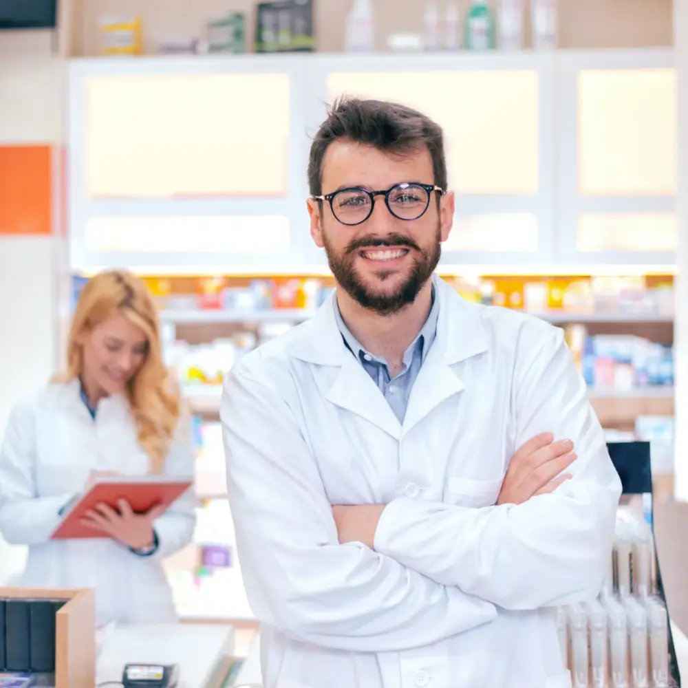 Pharmacien souriant au service des patients sous pompe à insuline pour la gestion de leur traitement, notamment dans le cas du schéma de remplacement.