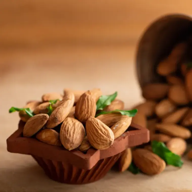 Amandes entières dans un petit récipient, prêtes pour la préparation de biscuits moelleux à la banane et au chocolat