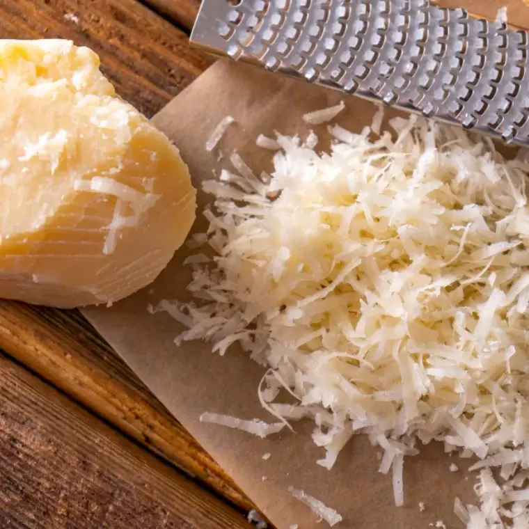 Parmesan râpé frais, prêt à être utilisé dans la préparation du crumble aux blettes