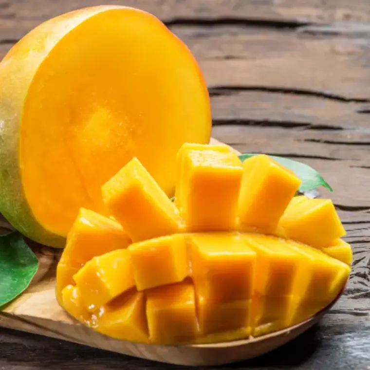 Mangue fraîche coupée en morceaux pour une panna cotta à la mangue