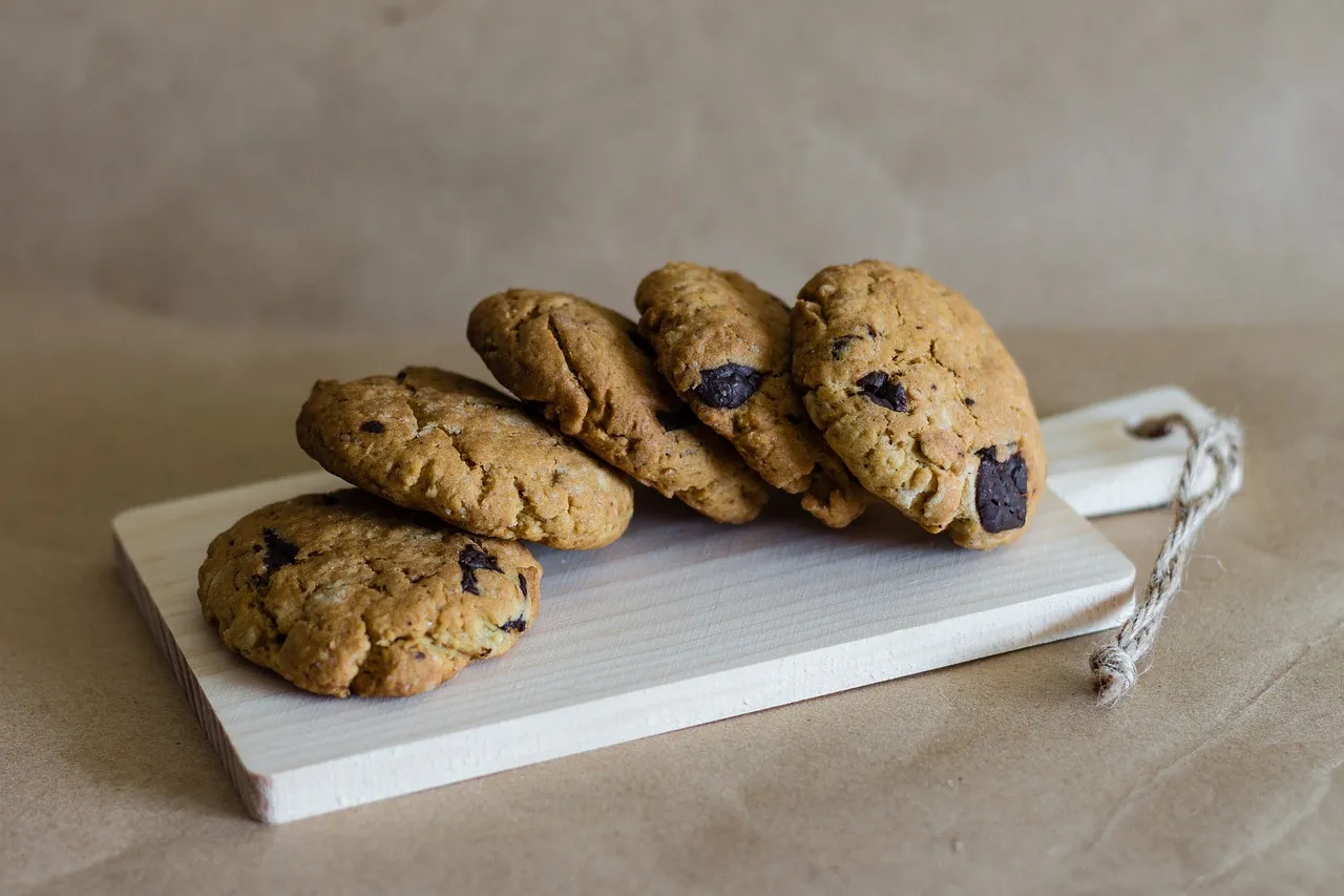 Biscuits moelleux à la banane et aux pépites de chocolat frais sortis du four