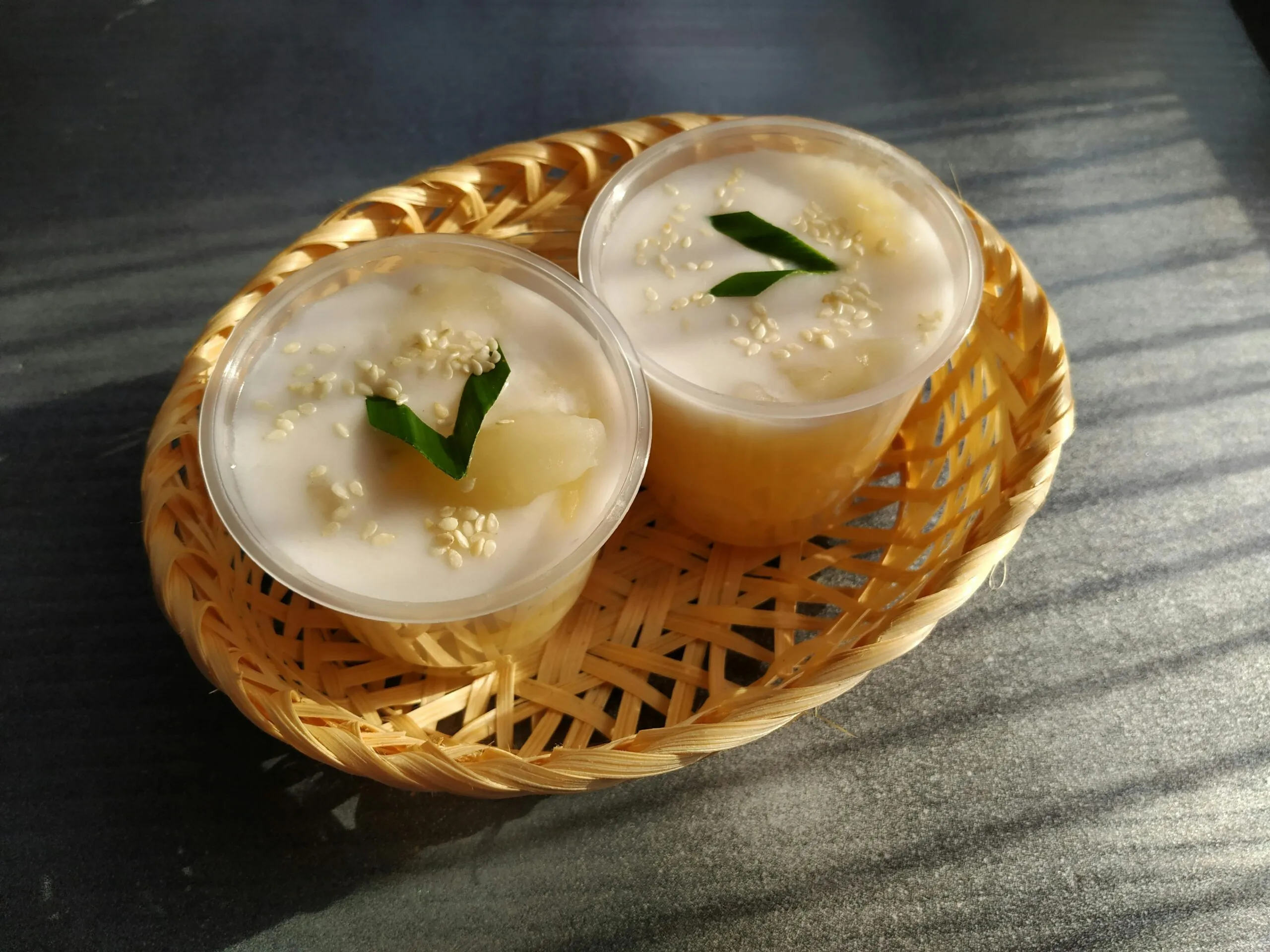 Panna cotta crémeuse servie avec coco en poudre