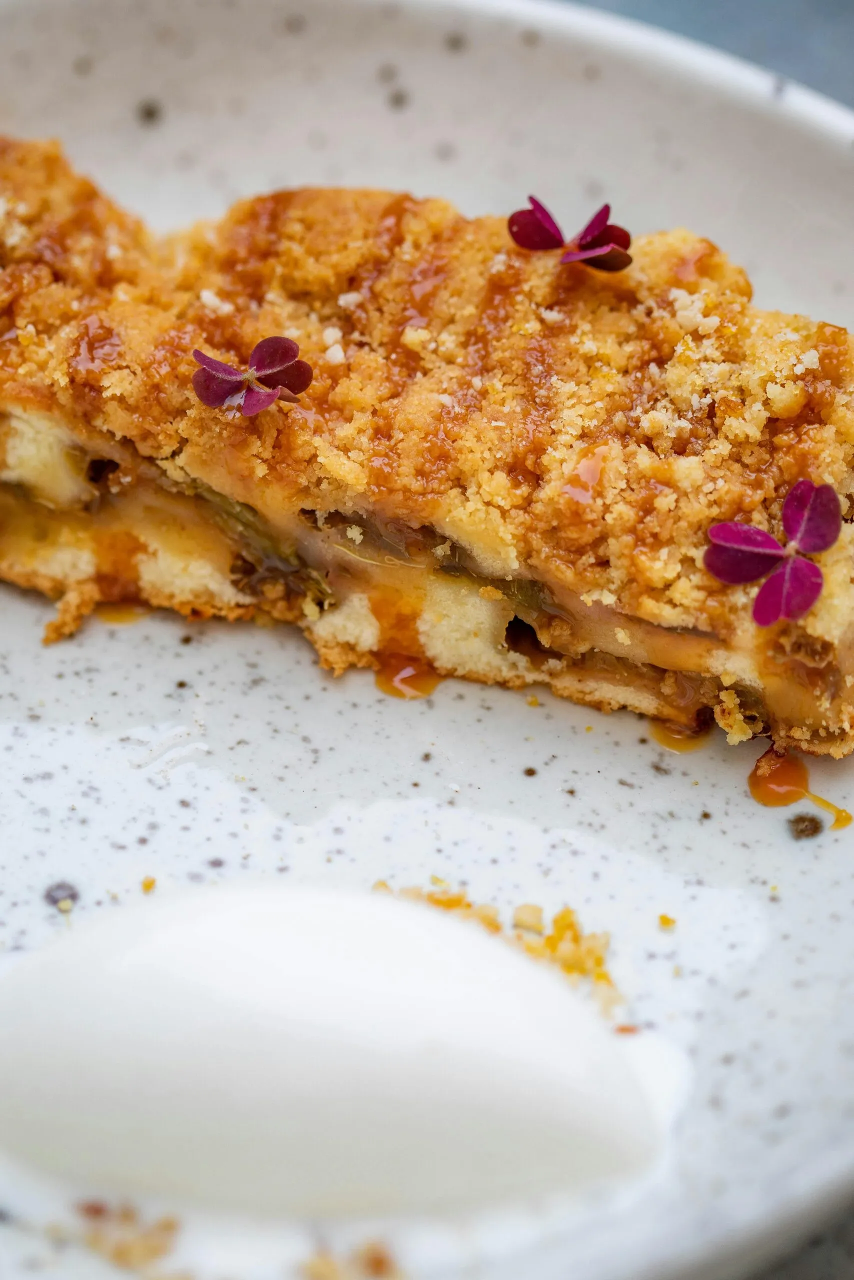 Part de crumble aux blettes, doré et croustillant, prêt à être dégusté